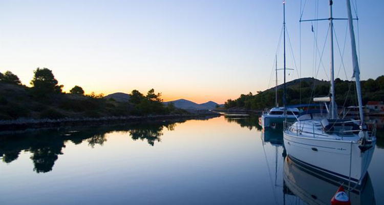 Njut av solnedgången från båten